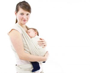 Portear al bebé es bueno para su desarrollo. Foto: Shutterstock.