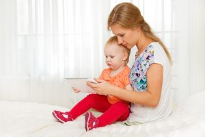 Enseñar a utilizar dispositivos móviles es fundamental para los niños. Foto: Shutterstock